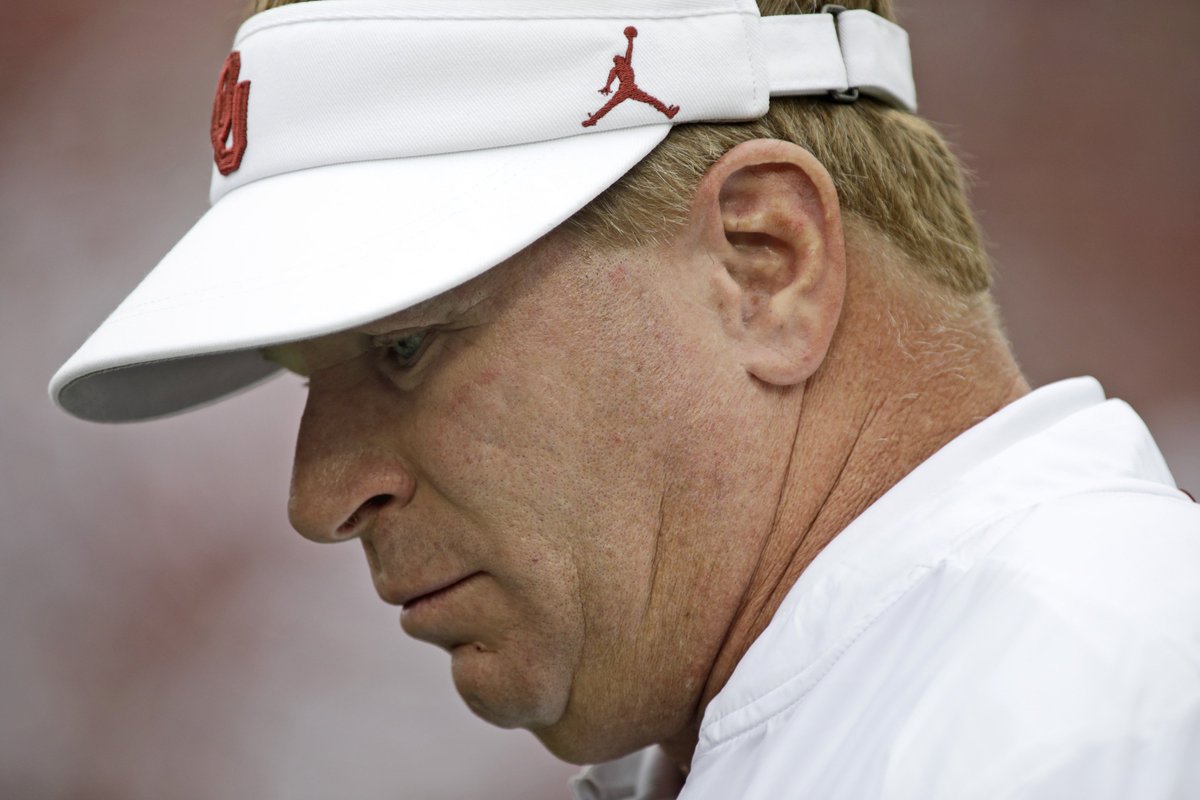 YahooSportsCFB's tweet photo. Mike Stoops has been fired as Oklahoma’s defensive coordinator according to multiple reports: https://t.co/nnamGv46aK https://t.co/hfRfqK9wMX