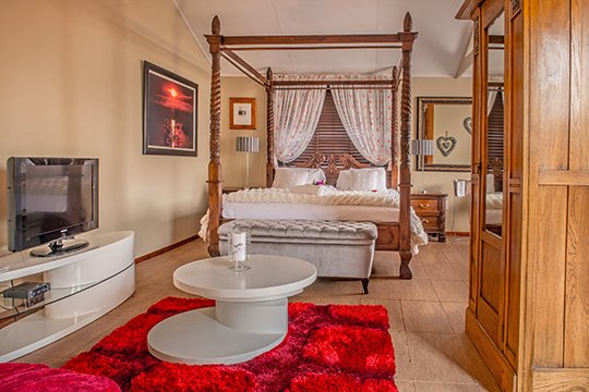 BestVisitSA's tweet photo. The City of Mbombela offers the best experiences, do you shopping at Riverside mall, enjoy live music and support pop up stores at the Casambo lodge, end your day with a bubble bath and a massage at La Villa Vita Boutique Hotel and Spa. #Explorembombela #SATourism #ENG2604 https://t.co/Tk2pOEAHSV