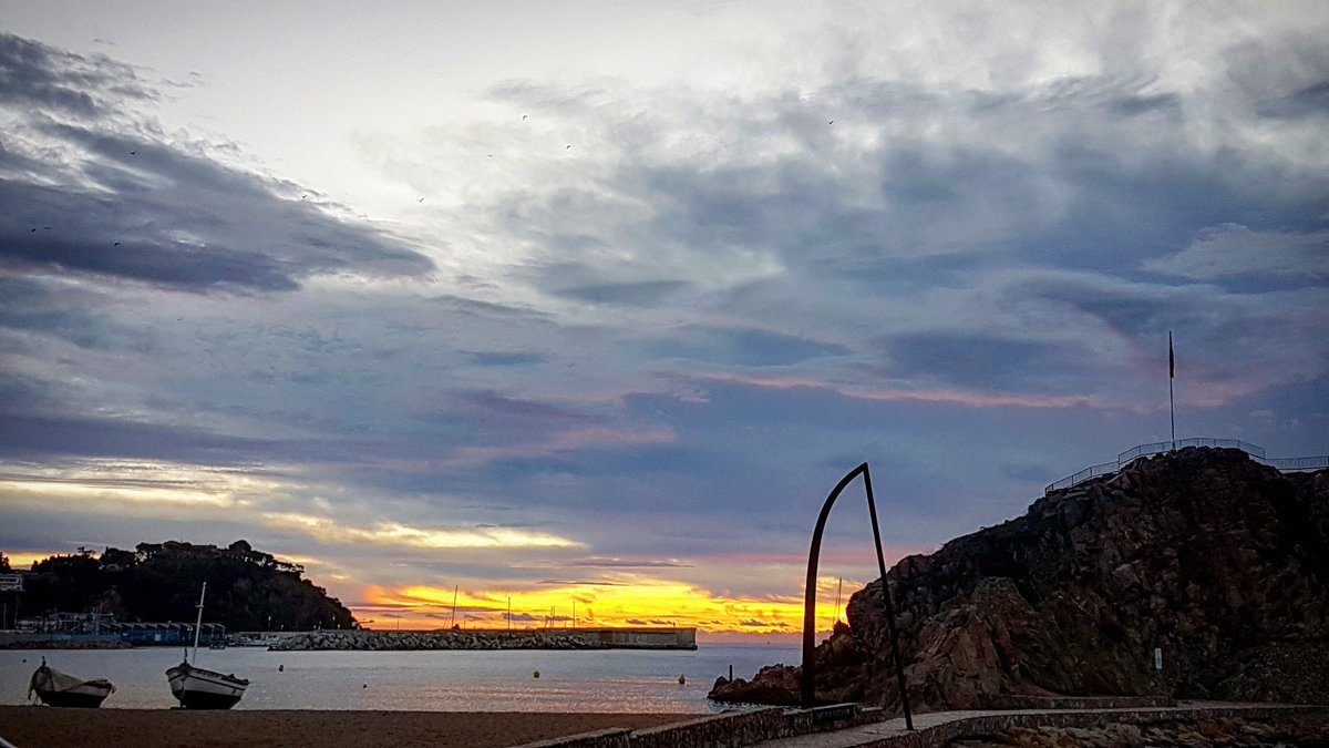 GispertJulia's tweet photo. Blanes. Preciositat.
#bondia #surtelsol #Blanes #CostaBrava #mar #mer #sea #Mediterrània #324eltemps #gemmapuigf #nofilters https://t.co/7YinLrrlWH