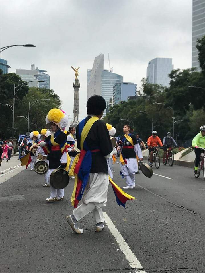 SamulnoriMexico's tweet photo. 2018-09-30
Queremos agradecer a los asistentes al desfile inaugural de Super K Pop Party de AlfaRadio y Daewoo en la Ciudad de México
SAEWOOLIM SAMULNORI MEXICO
#AlfaRadio #Daewoo #Culturacoreana #Saewoolim #Samulnori #Pungmulnori #Corea #사물놀이 #한국문화 #풍물놀이 #멕시코시티 https://t.co/aJH6TDr24j
