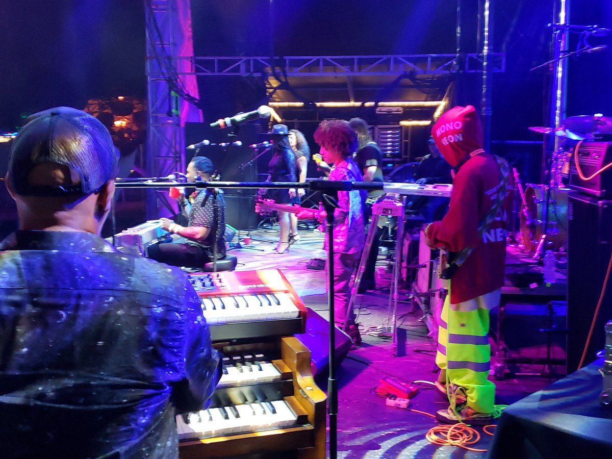 NiederauerMusic's tweet photo. Epic jam to close out @MemphoFest . @rrtfb @IvanNeville @MonoNeon @KarlDenson @djlogic https://t.co/Oq9reibS5T