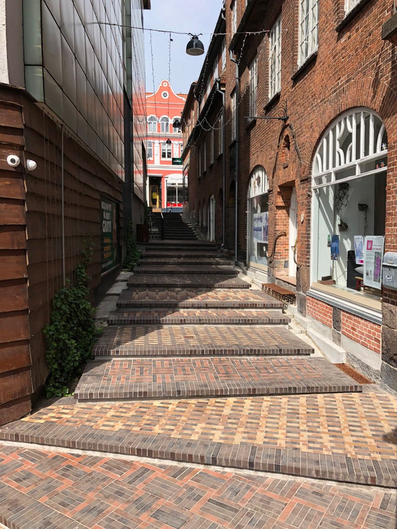 MeisterKlinker's tweet photo. "Lust auf Ornamente, gestillt mit vier #Pflasterklinker-Sortierungen". Ein schöner Beitrag bei @baulinks_de über die kunstvoll gestaltete Munkestraede im dänischen Svendborg https://t.co/ZkhMon4fVc
#architektur #landschaftsarchitektur #klinker https://t.co/wlLwCzMyWD