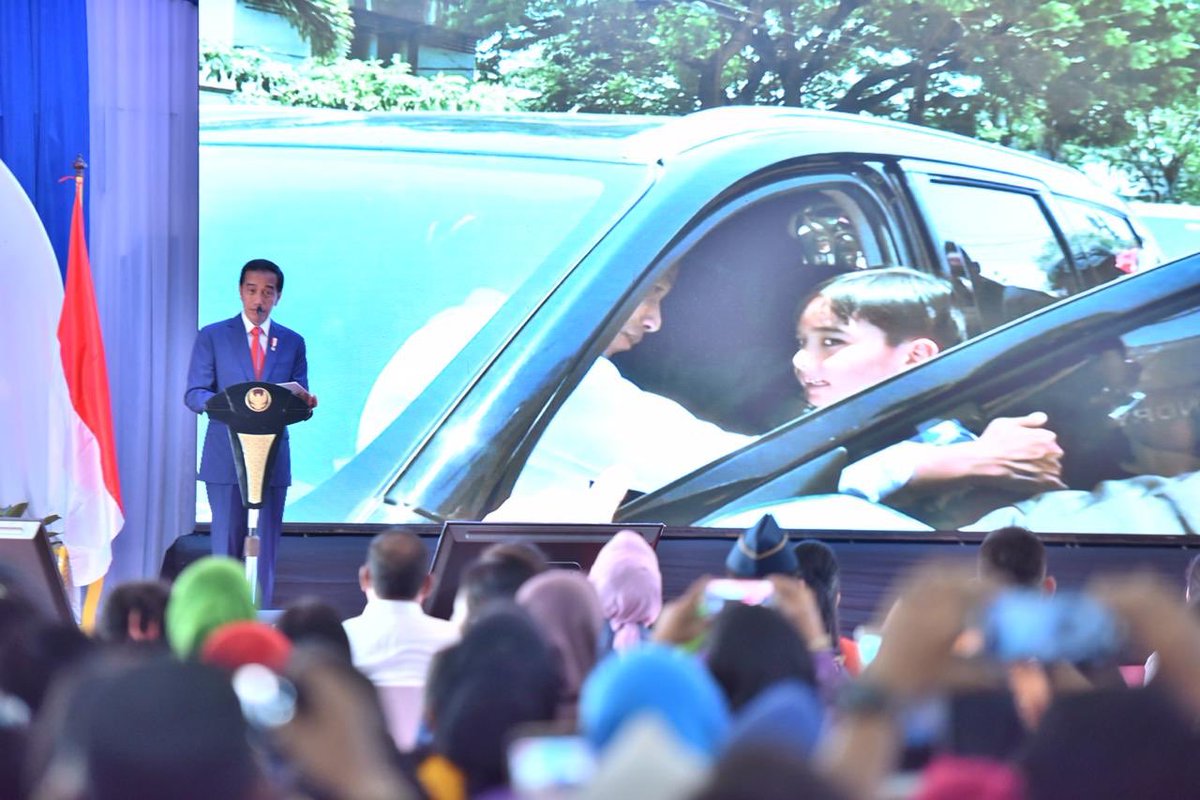EkoSandjojo's tweet photo. Pertemuan #PendampinDesa se Sumatera Utara dengan Presiden Joko Widodo. Peran pendamping samngat penting dalam memfasilitasi penggunaan #DanaDesa. #PendampingDesaKuat https://t.co/muRejE4aHP