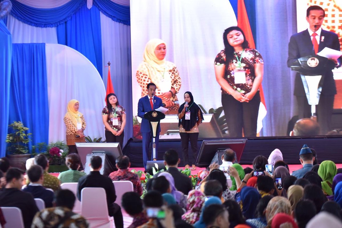 EkoSandjojo's tweet photo. Pertemuan #PendampinDesa se Sumatera Utara dengan Presiden Joko Widodo. Peran pendamping samngat penting dalam memfasilitasi penggunaan #DanaDesa. #PendampingDesaKuat https://t.co/muRejE4aHP