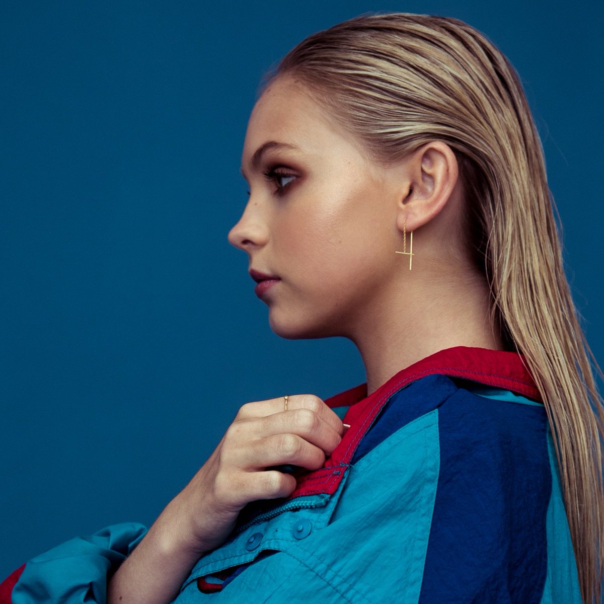 peachykumihoe's tweet photo. Jordyn Jones in red and blue for Luca Magazine @lucaissues Makeup: Erin B. Guth. Hair: Tonya Le. Styling: Erin MacDonald 📸: https://t.co/rkftdCzJvu https://t.co/rPezSDs9AU