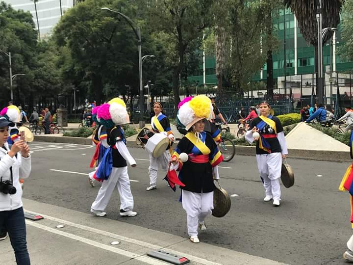 SamulnoriMexico's tweet photo. 2018-09-30
Esta ocasión tuvimos la oportunidad de participar en "Super K Pop Party" esperamos disfrutarán el desfile Junto a nosotros
SAEWOOLIM SAMULNORI MEXICO
#AlfaRadio #Daewoo #Culturacoreana #Saewoolim #Samulnori #Pungmulnori #Corea #사물놀이 #한국문화 #풍물놀이 #멕시코 https://t.co/jjPmnLFyOS