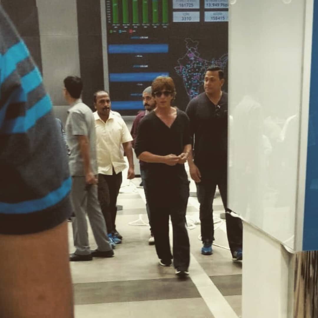 indiaboxoffice5's tweet image. When #ShahRukhKhan shooting for #ZeroTheFilm at #Jio call centre office mumbai.
 #21Dec @Zero21Dec
