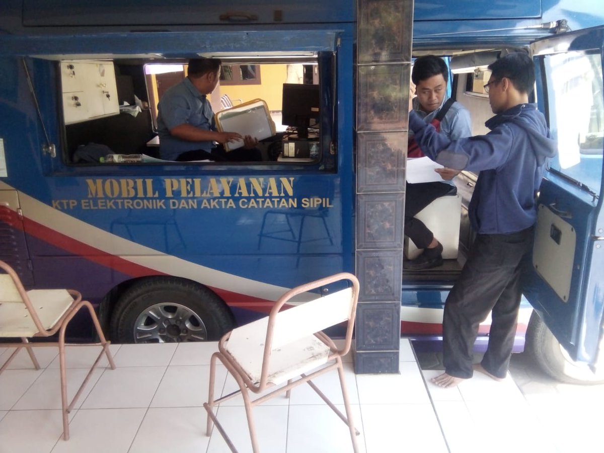 dukcapilkudus's tweet photo. Mobil pelayanan kami hari ini melakukan pelayanan di balai desa gamong kec.kaliwungu dan jemput bola warga berkebutuhan khusus ke rumah warga desa sadang kec.jekulo nih gaes.
@pututwinarno09
@ganjarpranowo
@dukcapil_jateng
#GISA #KUDUSPEDULI #kuduskekinian #kudusupdate https://t.co/myg32Mw97G