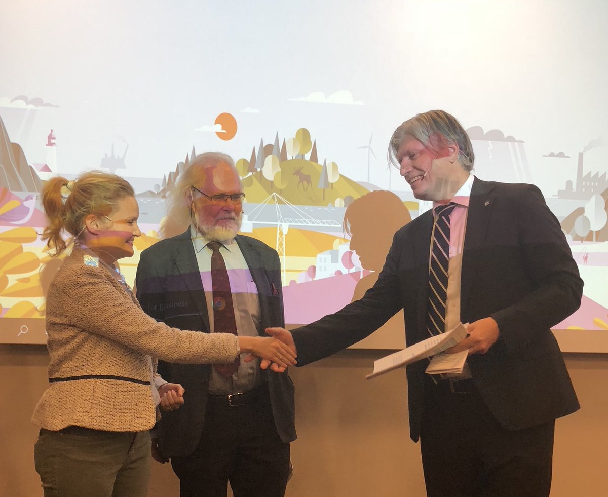 Klima- og miljøminister <a href="/olaelvestuen/">Ola Elvestuen</a> får overrakt 1,5 graders rapporten. - Rapporten er veldig dramatisk. Vi må handle nå om vi skal klare å beholde verden slik vi kjenner den i dag