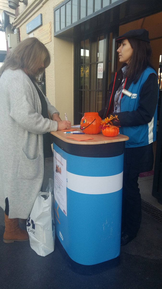 ConflansEquipe5's tweet photo. Ce matin en gare de #lafrettemontigny venez tenter votre chance et gagner 2 places pour la soirée Halloween du 31 octobre à disneyland Paris ! https://t.co/fl4LtGJM9Q