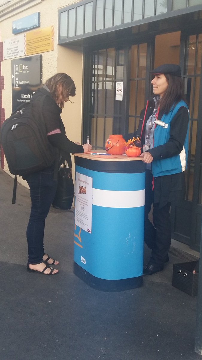 ConflansEquipe5's tweet photo. Ce matin en gare de #lafrettemontigny venez tenter votre chance et gagner 2 places pour la soirée Halloween du 31 octobre à disneyland Paris ! https://t.co/fl4LtGJM9Q
