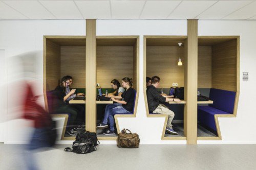 Er is veel uitval onder startende HBO-studenten door slechte voorbereiding. Fontys-promovenda Evelyne Meens heeft daarom een advies: laat studenten al ervaren voordat ze echt beginnen. innovationorigins.com/nl/veel-uitval…