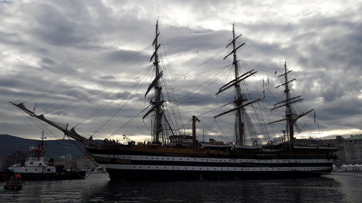 ECiuk's tweet photo. #NaveVespucci #MarinaMilitare ormeggiata al Molo Bersaglieri. Sarà possibile visitarla già dalle 15 di oggi fino a fine #Barcolana50 @ItalianNavy @TgrRaiFVG https://t.co/fue5tZLSzH