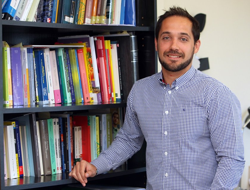 unirioja's tweet photo. ¡Buenos días! Hoy, #curso A-tienda y foro @lovisuales de  @comercioUR, presentación del #libro 'Bienestar emocional en adolescentes riojano' del profesor Eduardo Fonseca #DíaSaludMental, #exposición 'Homenaje a Antonio Ortiz' y #exposición @TECU_teatro https://t.co/HQA1MnsE3x https://t.co/sxW8ZKixKB