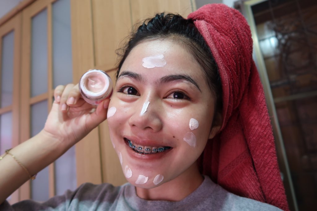frvmsee's tweet photo. ทาบำรุงแล้วตามด้วยครีมกันแดด ออกจากบ้านได้จ้าาาา #HowtoPerfect #theangleset #ของดีบอกต่อ #ฉันจะขาว #เซตครีมนางฟ้า https://t.co/MY286Tg3Y0