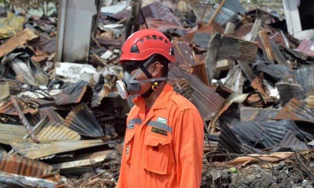 BFMTV's tweet photo. Indonésie: près de 2.000 morts après le tsunami https://t.co/rGUeyUqgwe https://t.co/qoVwqXQpiX