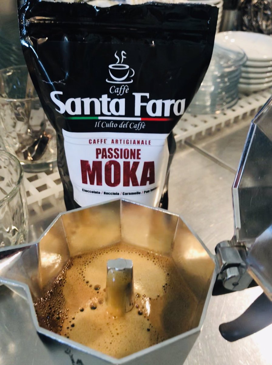 SantaFaracaffe's tweet photo. La #Moka non sa che non può fare la crema,☕️  quindi la fa lo stesso.🤣
Chi ha detto che la “crema” è solo nell’espresso? 
Se usi un caffè artigianale #MacinatoFresco non crederai ai tuoi occhi.👀
#PassioneMoka
#SantaFaraCaffèLab
#ilCultoDelCaffè https://t.co/qT6W4TzDP6
