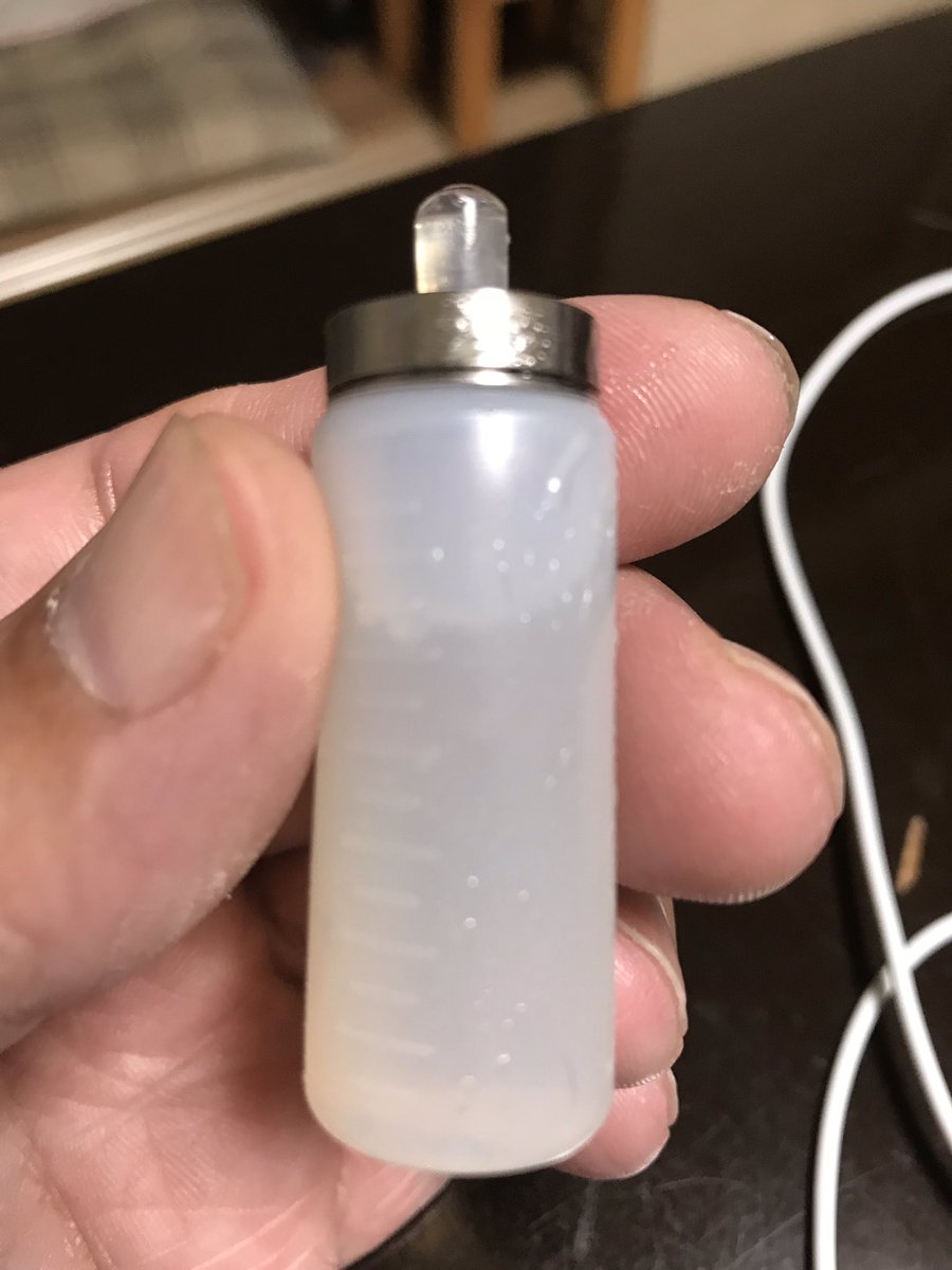 schwanz0311's tweet image. マニア情報
#limelightmachanics
#freehand 互換ボトル情報
#fasttech で買った8mlシリコンボトル
17mm*450mmがぴったり入りました
#pulse80w のボトルも金具が見えますが問題無く使えました
実施の場合当方一切責任を取りません
あくまで自己責任でお願いします
#vape好きな人と繋がりたい