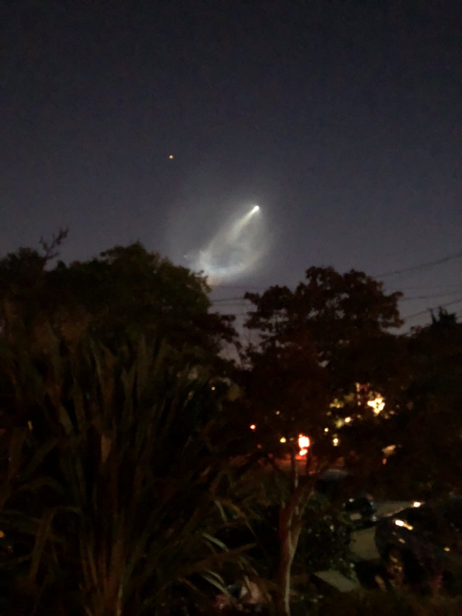 Falcon 9 launch. Pretty cool light show. That’s Mars to the left. #SpaceX #Falcon9