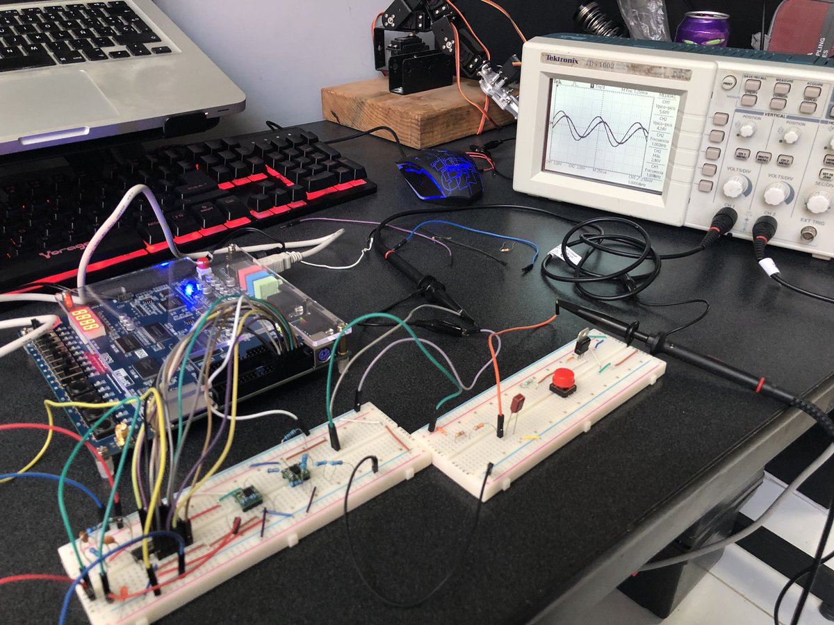 michdmark's tweet photo. My own design a Signal Generator implemented on FPGA De1, range 10 Hz to 200 KHz, -5v to 5v, the DAC have a resolution 12 bits, and test the system on a simple RC circuit 
#FPGA #Altera #Maker #CircuitMaker #electronics #DIY #digitalsystem #DE1 #circuit #DIYelectronics #science https://t.co/fLhKkAenMo