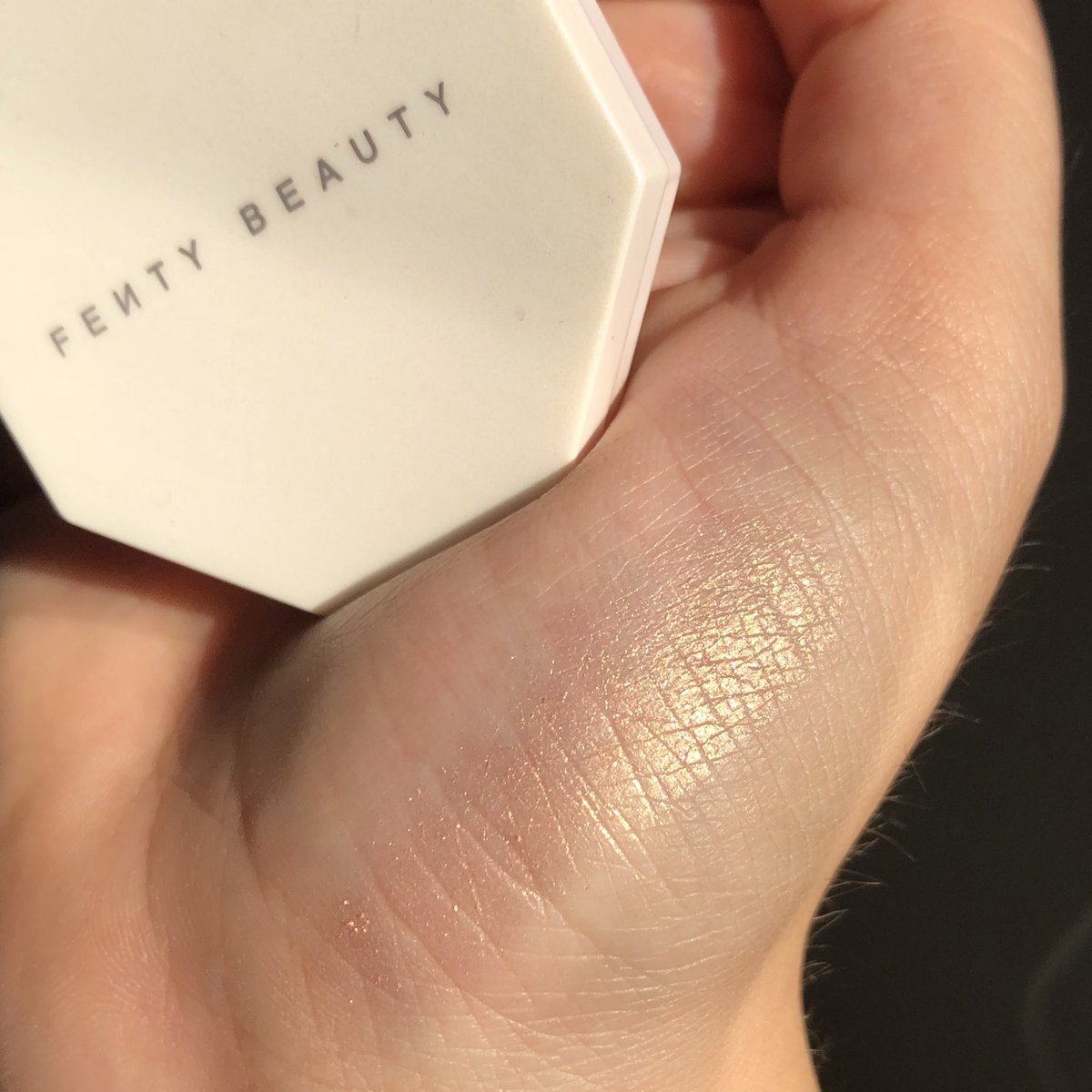 glitterxmatter's tweet photo. #แจก จ้า💖✈️ น้องๆ fenty beauty bomb baby mini lip and face set ของใหม่จ้า☁️✌🏻 เห็นราคาโอเลเลยซื้อมาแจกซะเลยยยย เฉพาะฟลว.นะคะเอาไปใช้หน้าฉ่ำๆปากฉ่ำๆโลย รีทวิตไว้เหมือนเดิม ✨ ประกาศวันที่ 18ตุลาค่า #glittersgiveaway https://t.co/HQUMRAryNp
