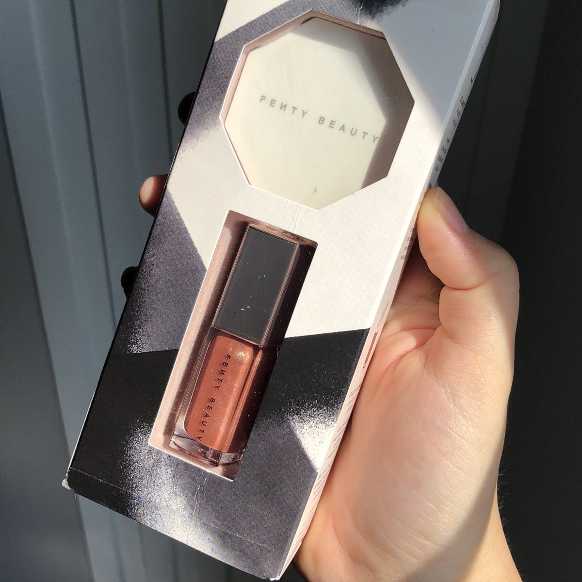 glitterxmatter's tweet photo. #แจก จ้า💖✈️ น้องๆ fenty beauty bomb baby mini lip and face set ของใหม่จ้า☁️✌🏻 เห็นราคาโอเลเลยซื้อมาแจกซะเลยยยย เฉพาะฟลว.นะคะเอาไปใช้หน้าฉ่ำๆปากฉ่ำๆโลย รีทวิตไว้เหมือนเดิม ✨ ประกาศวันที่ 18ตุลาค่า #glittersgiveaway https://t.co/HQUMRAryNp