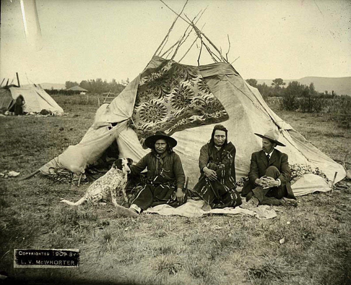 Anthrobeader's tweet photo. In the US, the second Monday of October is now #IndigenousPeoplesDay. Today, that holiday falls on 08 October. To celebrate #FirstNationsPeoples (& not that European bloke), here's a photo of Chief Hemene Moxmox (#YellowWolf), centre. #NezPerce https://t.co/zL5G8njTRN