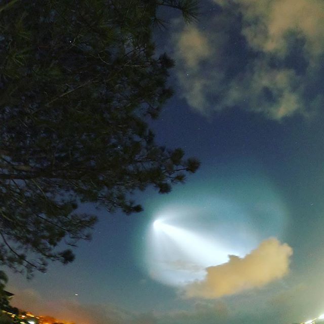 brucefriedman's tweet photo. Falcon 9 SpaceX rocket launch tonight, add seen from San Diego via #goprohero7 with #goprokarmagrip https://t.co/fIMcetUO1S https://t.co/XOvvMNQzRR