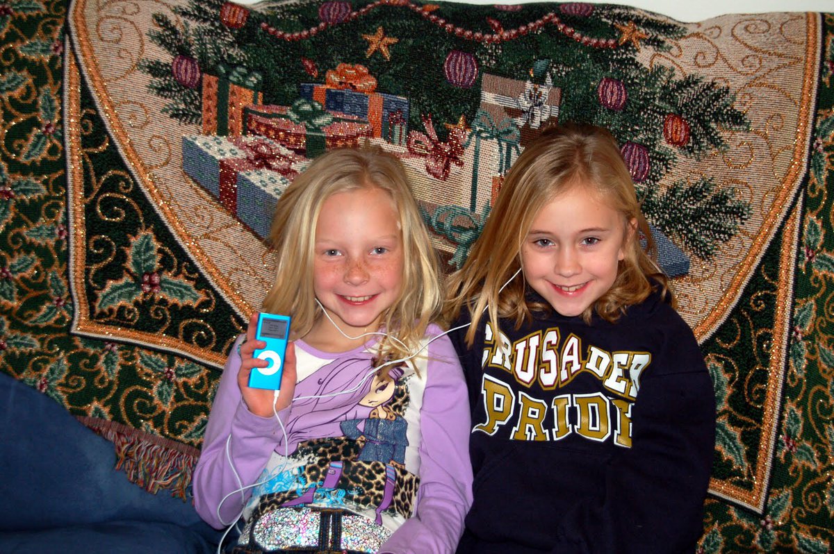 KaylsHall's tweet photo. @EOberle happy birthday sister cousin. Love you so much but we need new pictures💓💓 https://t.co/8PkprSJ1Dg