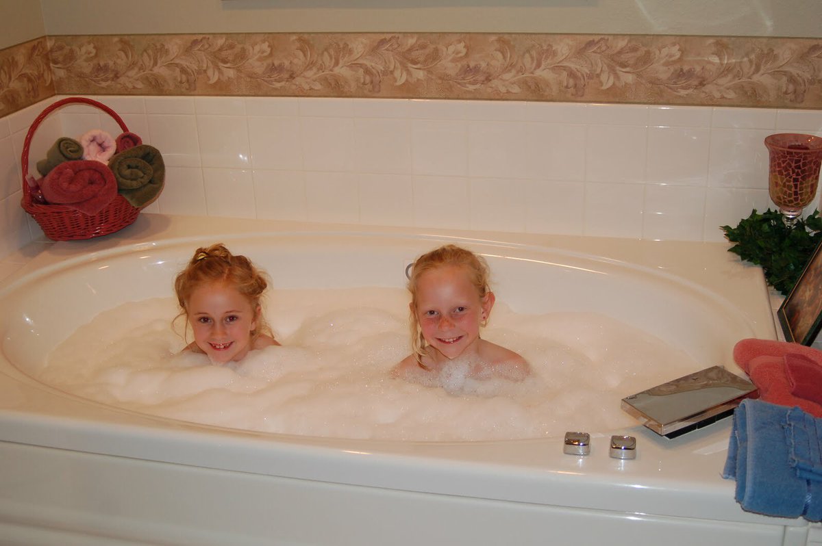 KaylsHall's tweet photo. @EOberle happy birthday sister cousin. Love you so much but we need new pictures💓💓 https://t.co/8PkprSJ1Dg