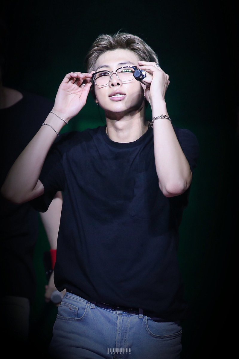 Montopia_0912's tweet photo. [HD] 20181003 Love Yourself Tour in Chicago 

I would beg you to take my soul if you are the devil 😈 

 @BTS_twt #RM #알엠 #Namjoon #남준 #김남준 #BTS⁠⁠⁠ ⁠⁠#방탄소년단 https://t.co/RJcWcpfqwW