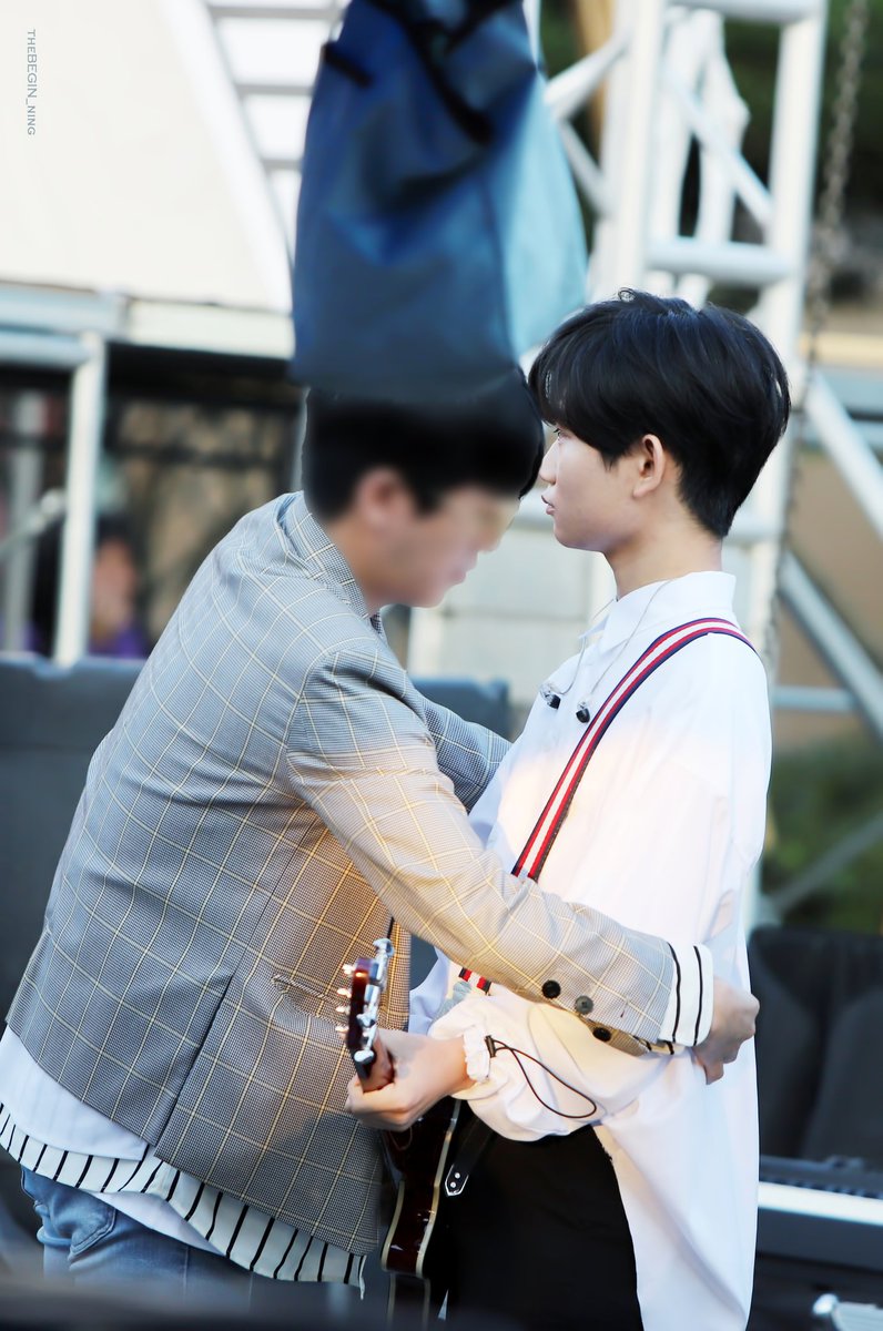 theBEGIN_ning's tweet photo. 181007 김제 지평선가요제
#더이스트라이트 #TheEastLight 
#김준욱 #junwookkim
https://t.co/aZ6gcBSZau
https://t.co/zP8oWToSdx   

우리나라 최고의 스타일리스트님께서 준욱군 의상을 정리해주는데 왜이리 설레죠? https://t.co/FBSuOV6HiT