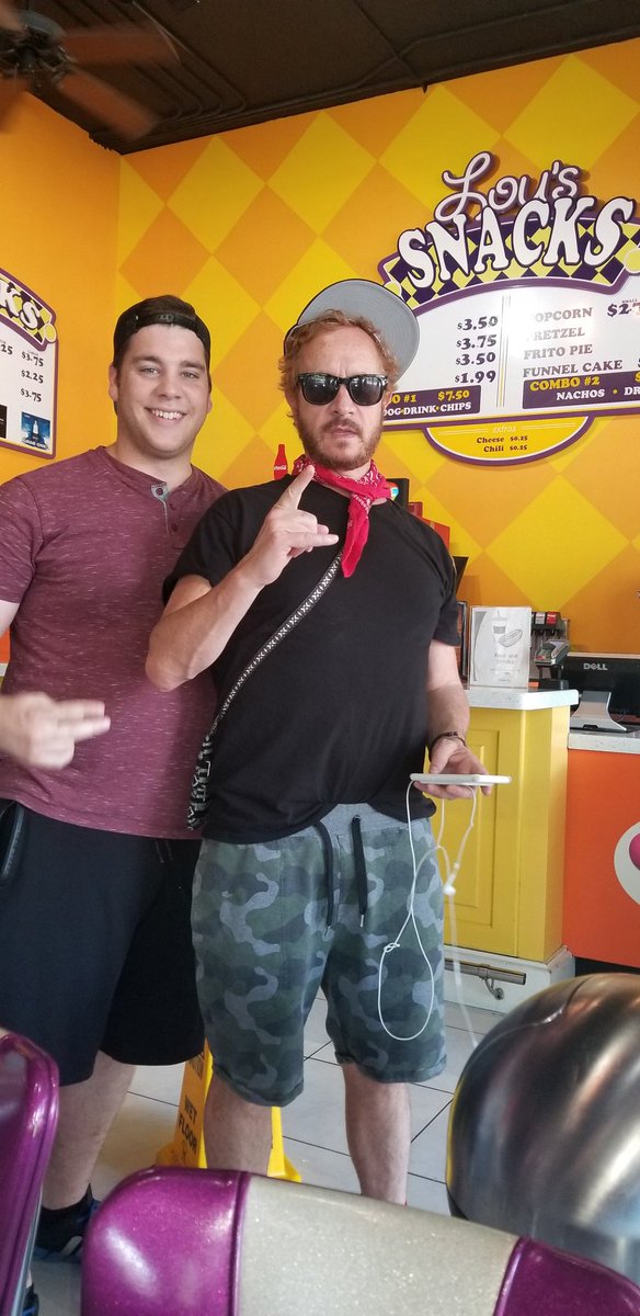 Jerbear_nuncio's tweet photo. Thanks for the picture man. Pleasure to meet you. #Grindage #MeatGroup #WeazinTheJuice #Buddy #VaporInReverse @PaulyShore https://t.co/F5H2H6jlNF