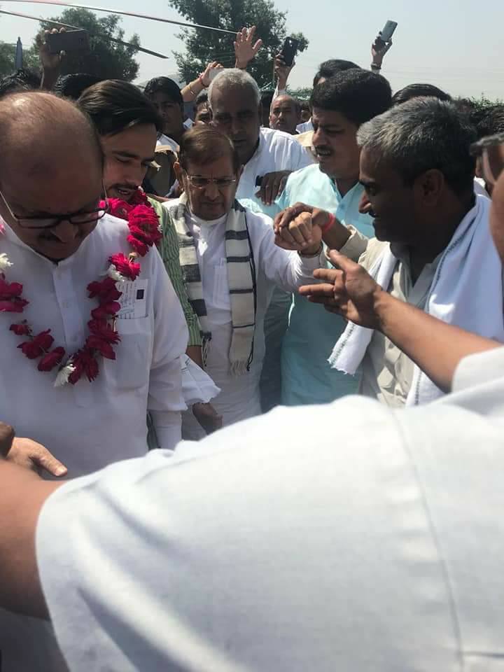 LJDCENTERAL's tweet photo. बीबीरानी, अलवर, राजस्थान में आयोजित परिवर्तन संकल्प रैली को संबोधित करते हुए। -शरद यादव
@SharadYadavMP https://t.co/9KymyPwy0H