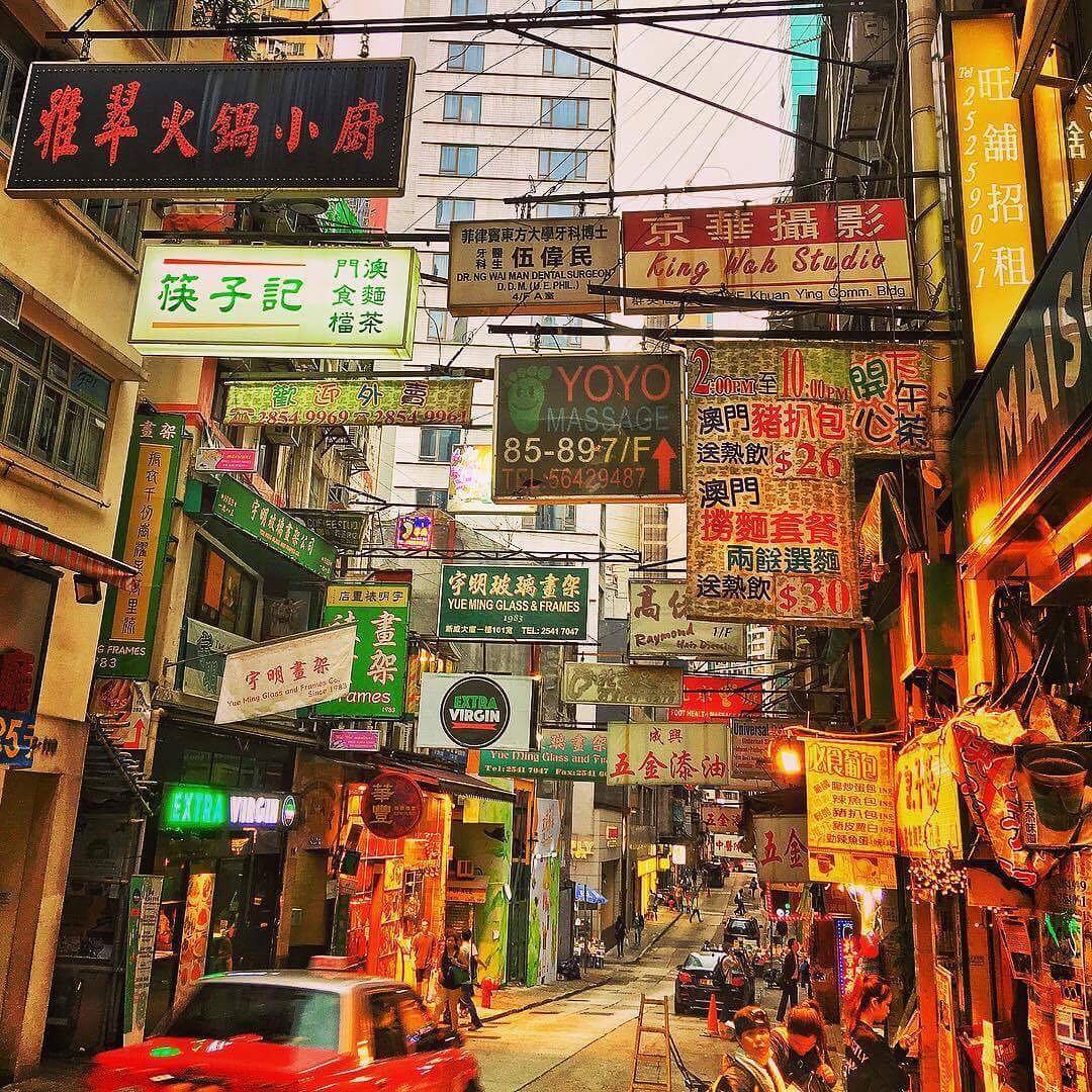 discoverhk's tweet photo. Which sign has caught your eye? 😃 Great photo from IG: peterhmc. Share your photos with #DiscoverHongKong and see if you get featured next time! https://t.co/C3pnPJ5ZN6