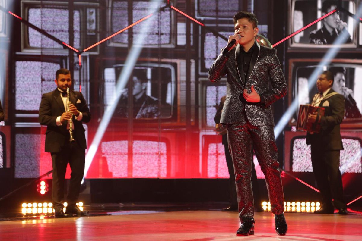 LaAcademiaTV's tweet photo. ¡RT si te encanta la manera de interpretar de Alexis en el escenario! #LaAcademia ❤️🎶✨😊👏🏼 https://t.co/sqNBoRT965