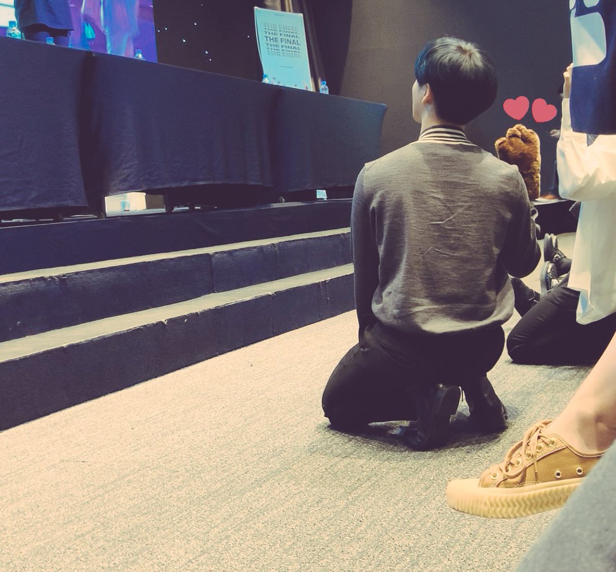 Uzivatel Rii Na Twitteru Jinhwan ジナン 김진환 지나니 可愛い後ろ姿に熊かなにかのお手手 お姉さんのお手手ポンッポンッポンッってしてて可愛いすぎた