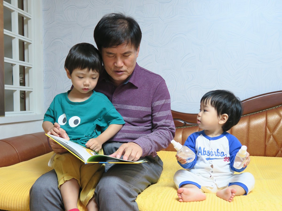 chungnamseobu's tweet image. #충청남도교육청 #서부평생학습관, #공공도서관 협력사업 #2018년 책 읽는 모습 #사진 #공모전 이진랑씨 #대상 수상
서부권역 6개 시·군 #2018년 #공동협력사업 &apos;책 읽는 모습 사진 #공모전&apos;을 개최한 결과, 이진랑씨가 출품한 &apos;할아버지와 함께여서 즐거운 독서 시간&apos;이 대상을 차지하였습니다🤩🎊