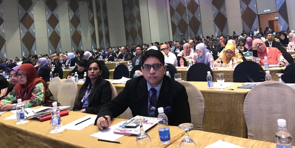 norehamohd's tweet photo. YBM @MOWorks @baru_bian takes sometime listening to the speaker #NAFAM2018 @ZohariAkob @RoslanMdTaha @Asricidb @LLMKP @JKRMalaysia @CIDBMALAYSIA1 @LLMrasmi @zakhir69 @zakhamid2 @nyonyacyber @squall_shinoda @paktarm @ownbest777 https://t.co/vpYi76rB1G