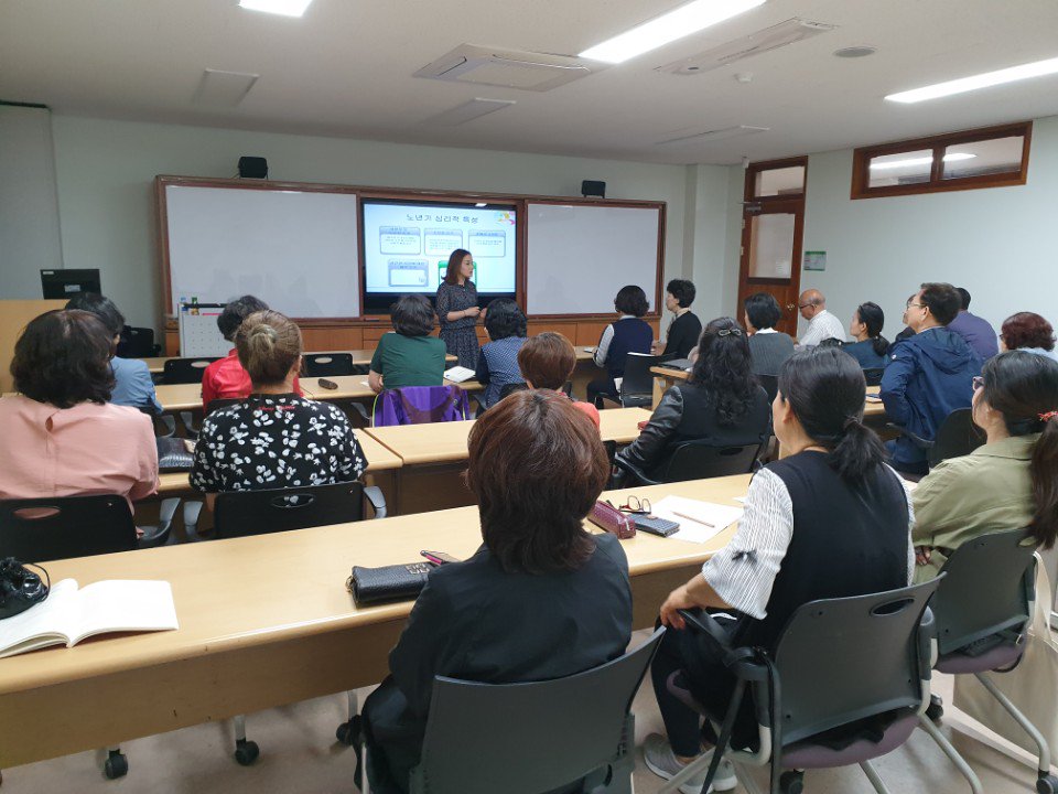 chungnamseobu's tweet image. #충청남도교육청 #서부평생학습관, #뇌건강(#치매)#지도자 과정 특강 개최
4일(목) #한서대학교 김윤정 교수를 초청해 #뇌건강지도자 과정 특강을 개최하였습니다.  이번 특강에는 #뇌건강(치매)지도자 과정 #수강생 30여명이 참석한 가운데 ‘#노인 #심리와 #우울증’ 을 주제로 진행되었습니다. 
🌱🌿