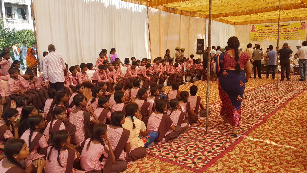 anupmajaisbjp's tweet photo. प्रभार जनपद देवरिया में समेकित शिक्षा के अंतर्गत संचालित आवासीय 'एक्सेलरेटेड लर्निंग कैंप' में बच्चों से चर्चा की एवं फल वितरण किया । https://t.co/okBCwI7eqr