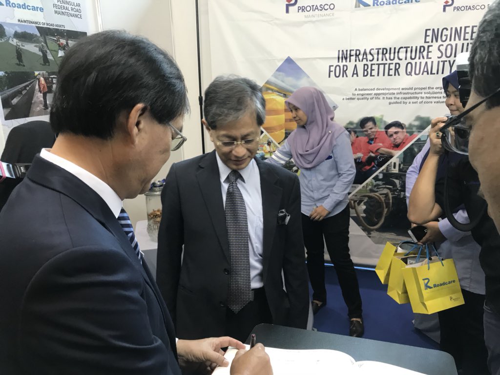 norehamohd's tweet photo. YBM @MOWorks @baru_bian lawat 35 booths #NAFAM2018 @HjAnuarTahir @ZohariAkob @saranidollah @abdulrazak5559 @RoslanMdTaha @Asricidb @LLMKP @JKRMalaysia @CIDBMALAYSIA1 @LLMKP @CREAM_CIDB @zakhir69 @zakhamid2 @nyonyacyber https://t.co/7RXw9JlsDL