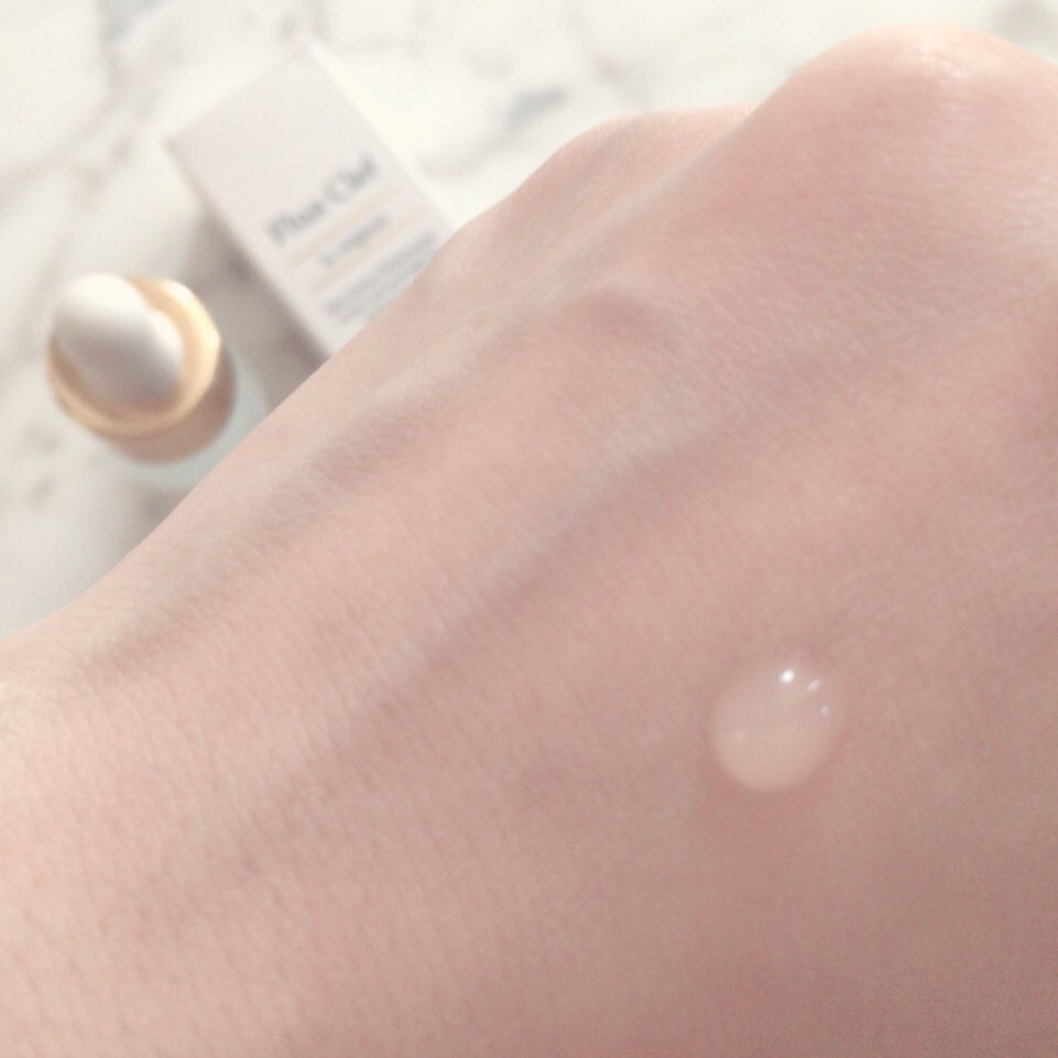 sgmtmocha's tweet photo. #フルアクレフエッセンス
#FluaClef
目元の小ジワやほうれい線に効果のある、エイジングケア美容液♡
とても濃密なとろみのあるテクスチャーなのでベタつくかと思いきや、肌に素早く馴染んでベタつきなし👏翌朝のぷっくり目元に驚きました!ほうれい線への効果も期待出来そうです♡ https://t.co/11Of4RXNjR
