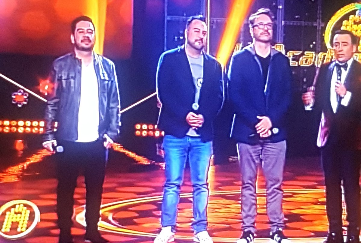 Sara_cln's tweet photo. "nadamas vamos a sacar 10 copias de cada disco para sus familias" jaja
#LaAcademia https://t.co/bZaU0tdcyO