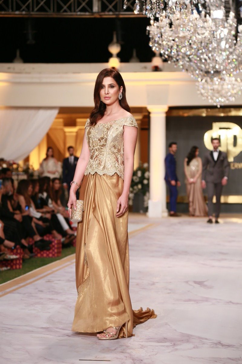 MediaSpringPk's tweet photo. @IamAlyzehgabol @hasnainlehri Model turned actress @habib_areeba walks for Deepak Parwani show at #FPWF18 https://t.co/DMkIGo3mND