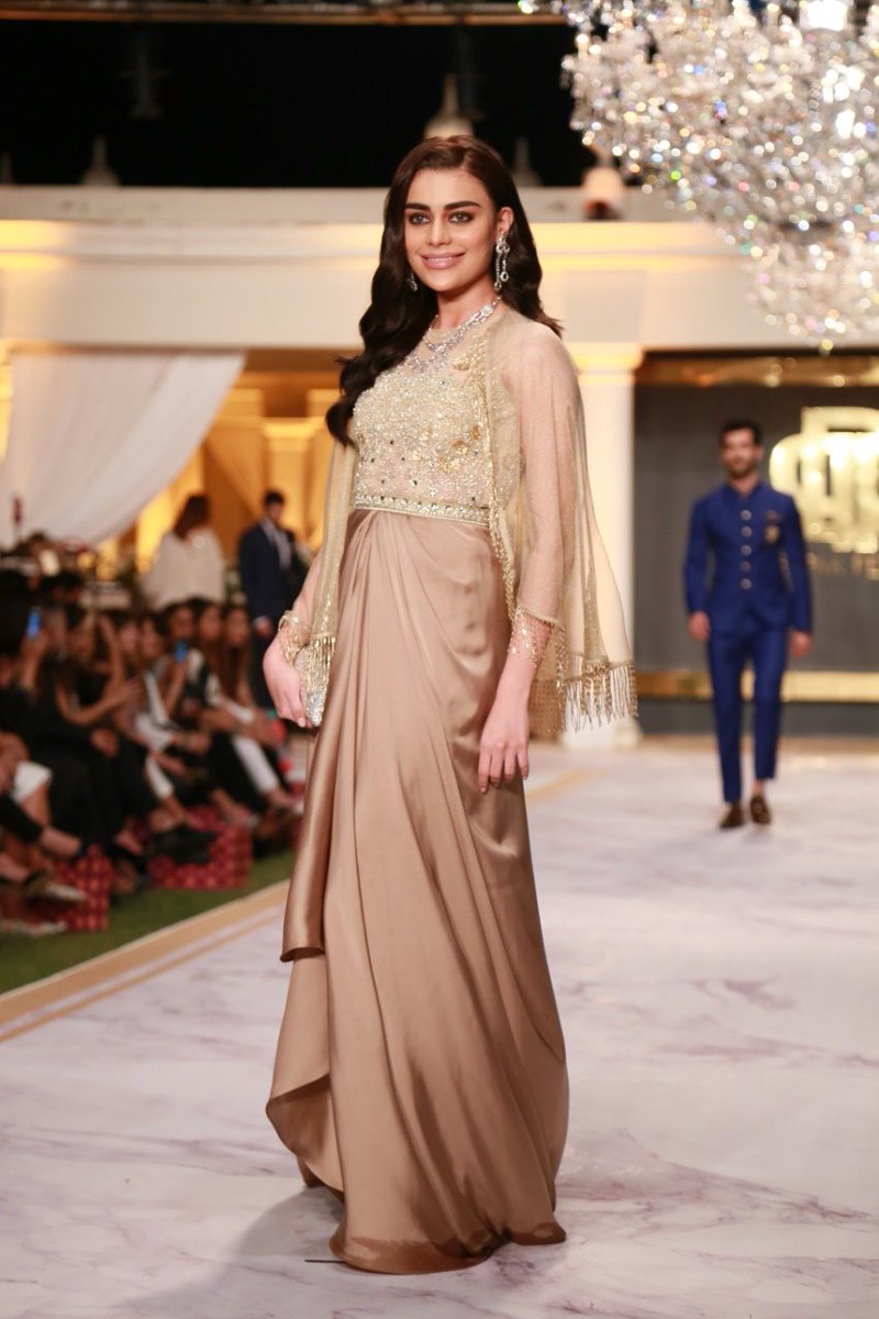 MediaSpringPk's tweet photo. Super-Model @isadafkanwal walks for Deepak Parwani show at #FPWF18 https://t.co/BFkWEWh2DZ