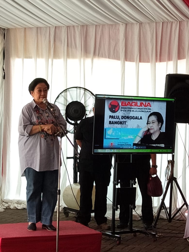 pdipklaten's tweet photo. KETUM PDI Perjuangan Megawati Soekarnoputri melepas secara resmi bantuan kepada korban grmpa bumi di Palu #PDIPP3duli https://t.co/uhhnUfcFiE