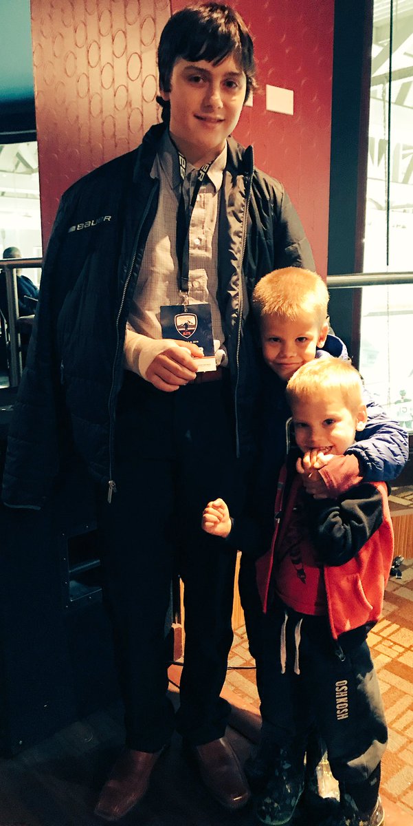 HollyMakow's tweet photo. Some of @LindenMakow biggest fans cheering him on even when he’s not playing ❤️#cousins #familyiseverything #hockeyfans #thankfulforthis https://t.co/8ceCcIpn1i