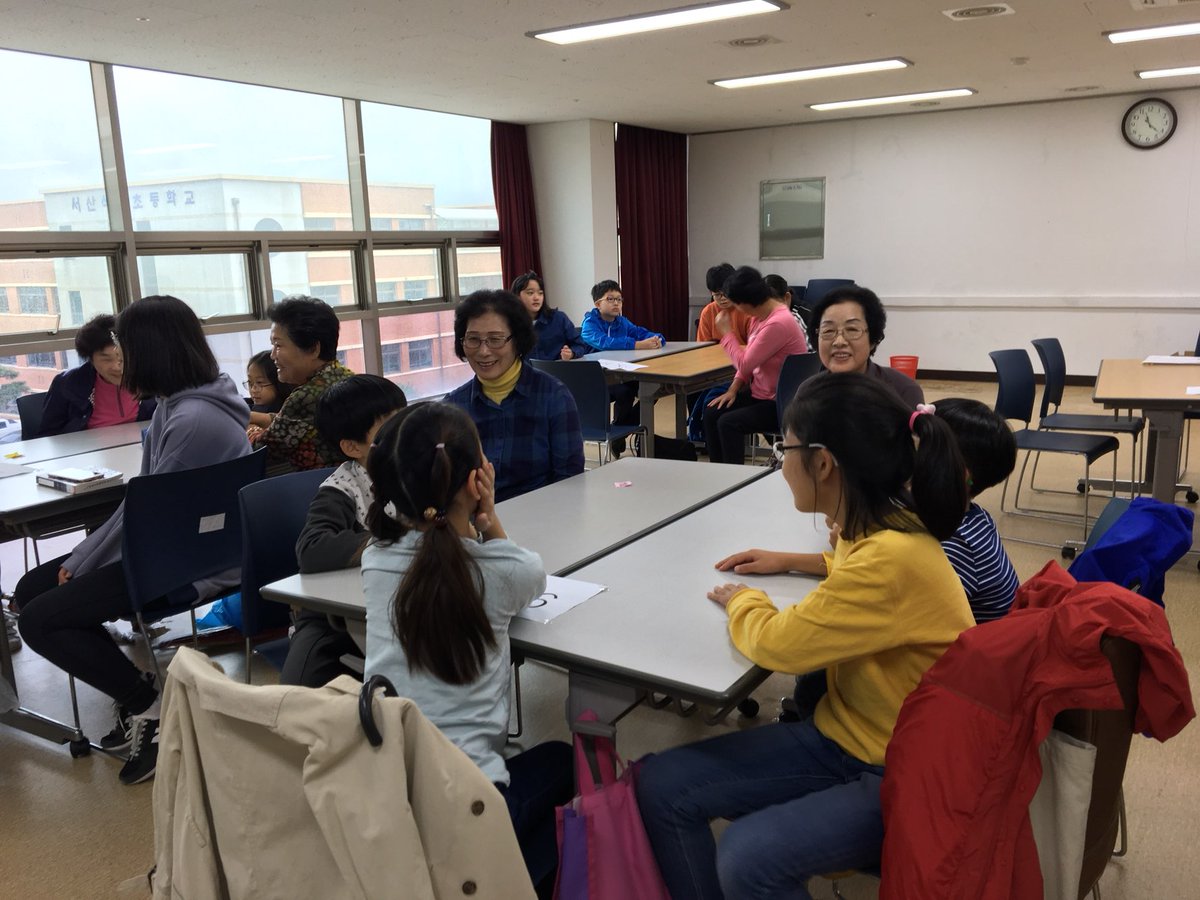 chungnamseobu's tweet image. #충청남도교육청 #서부평생학습관 #어르신과 #청소년이 함께 참여하는 #세대공감 프로그램 「#웹툰으로 만나는 #두근두근 #내인생」. 내 인생에서 가장 기억에 남는 일’을 주제로 표현된 어르신의 글을 청소년들이 #웹툰으로 표현하는 서부평생학습관의 차별화된 평생교육 프로그램입니다. 👩‍🦳👧🧹❤️