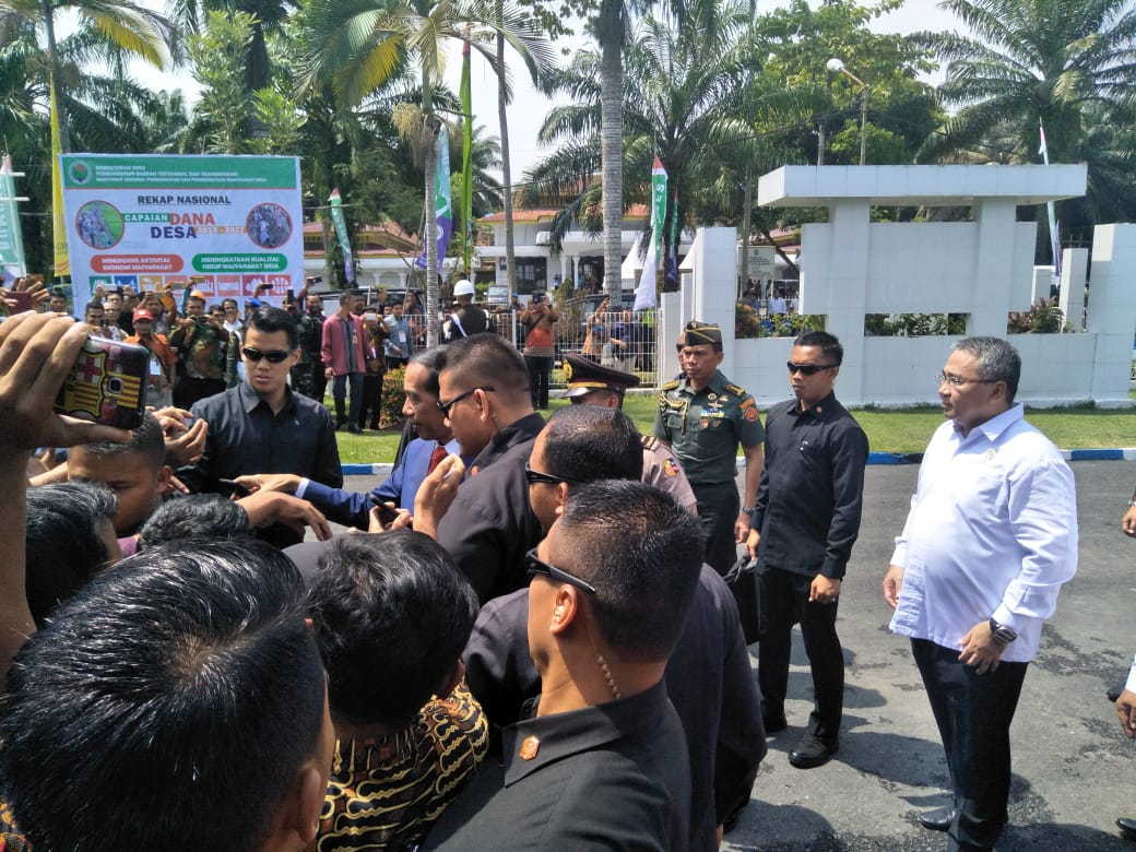 RhezhaLeboxs's tweet photo. Rakornas Pengendalian Program Pembangunan Dan Pemberdayaan Masyarakat Desa  di Sumatera Utara
#PendampingDesaKuat
@Jokowi
@ekosandjojo
@taufikmadjid71
@fachrilabalado
@pendampingdesa_
@kemendesa
#TPPIBABEL https://t.co/RBCxUMr54V